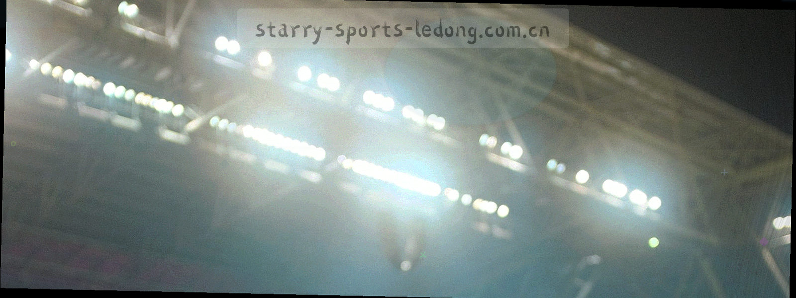 深空底色上由细密光点与弧线构成的抽象数据流，线条自左向右缓慢发散